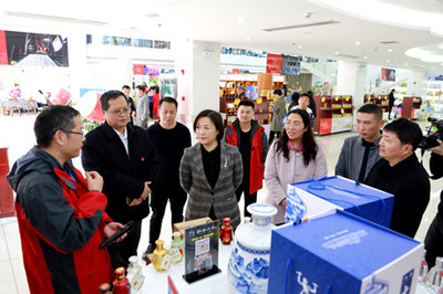 陳文君一行到湘西電子商務創業孵化基地現場辦公